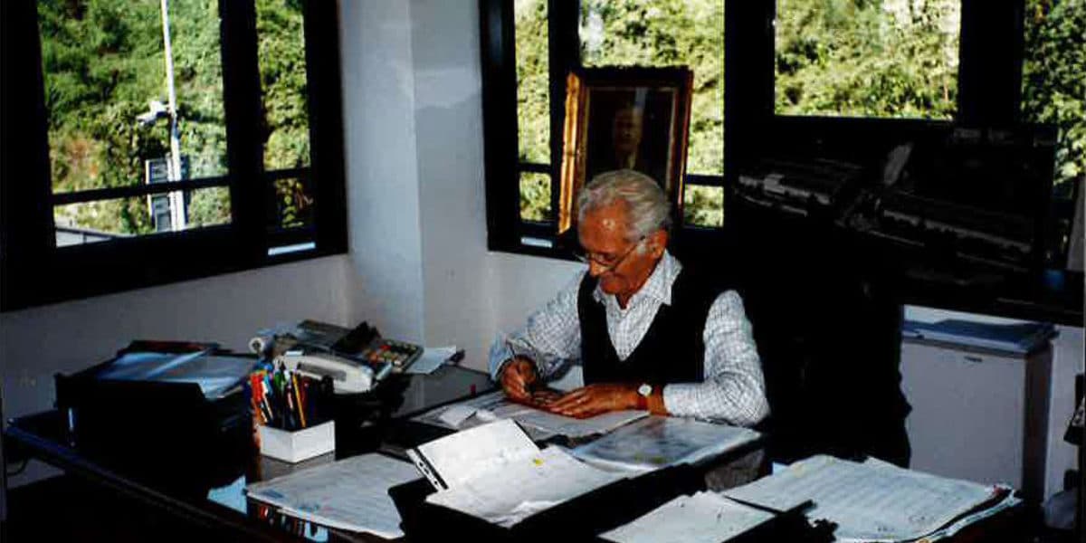 Fotografia che mostra il Sig. Riccardo Rosa al lavoro nel suo ufficio